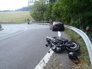 FOTO: Na Albrechťáku se srazilo auto s motorkou. Její řidič skončil v nemocnici