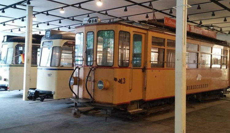 Expozice s tramvajemi.