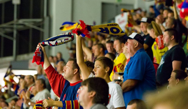 VIDEO: Fanoušci Motoru šli na první utkání sezony v průvodu. A pak skoro zaplnili Budvar arénu