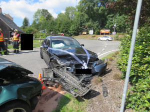 Při střetu aut na Bedřichově se zranily tři osoby