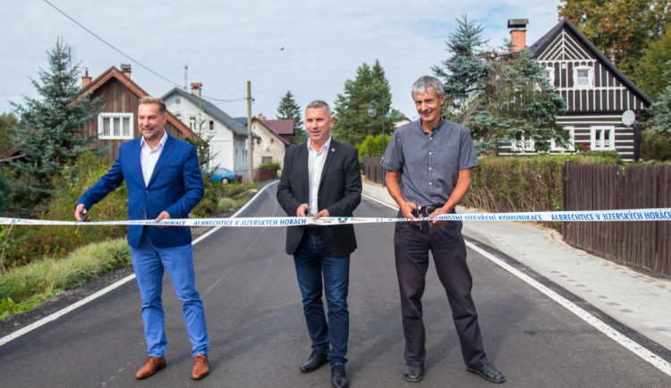Slavnostní přestřihnutí pásky v rámci otevření opravené albrechtické silnice