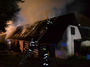 FOTO: V noci hořel rodinný dům. Zasahovalo u něj pět jednotek hasičů