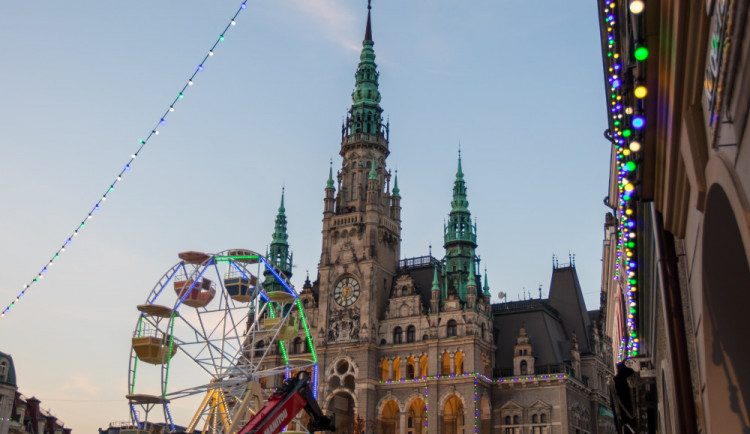 Natáčení Spidermana před libereckou radnicí