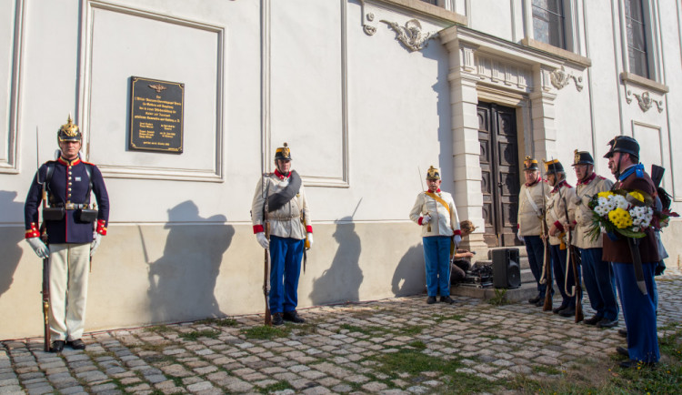 FOTO: Na jabloneckém kostele odhalili desku, která je upomínkou na padlé vojáky
