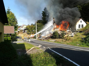 Požár roubenky v Janově.