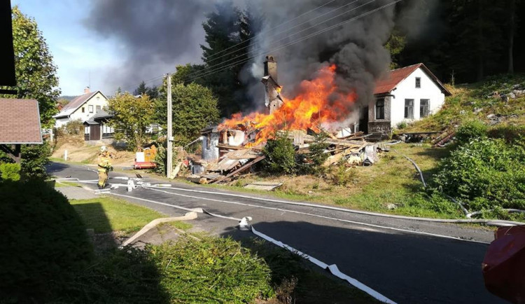 Požár roubenky v Janově.