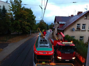 Vichřice na Liberecku: vlak narazil do stromu, tramvaje nejezdily kvůli potrhané troleji
