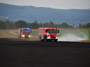 FOTO: Hasiči nedaleko českých hranic likvidovali rozsáhlý požár pole. Rychle se šířil