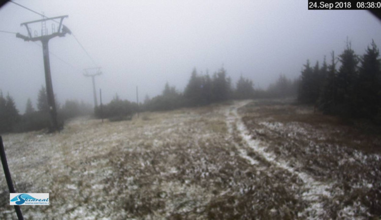 Na Lysé hoře leží sněhový poprašek.