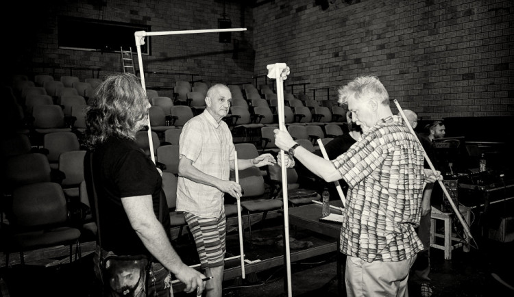 FOTO: David Vávra ladí scénu pro Sialská trojčata, poctu slavných libereckých architektů