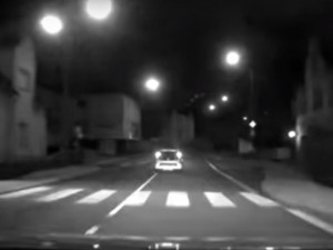 VIDEO: Policistům ujížděl cizinec v malém citroënu. Nadýchal přes dvě promile a byl zdrogovaný