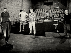 David Vávra ladí scénu pro hru Sialská trojčata