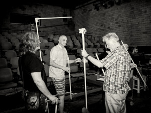 David Vávra ladí scénu pro hru Sialská trojčata