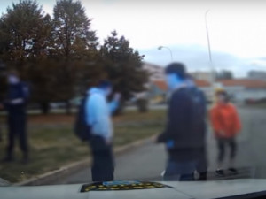 VIDEO: Cizinci se rvali na benzínce. Jeden z nich skončil na policii