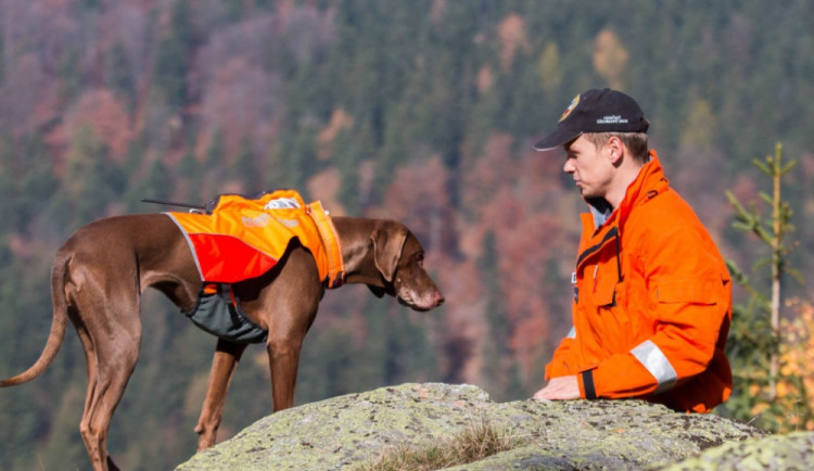 Václav Vančura s fenkou Bellou při hledání osob