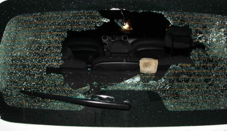 Rozbil okno auta, přitom si z něj nic neodnesl