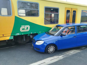 Na přejezdu v Dolní Řasnici se vlak srazil s autem. Ve vlaku cestovalo 25 lidí