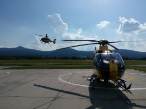 Vážná nehoda před hospodou U Mitika. Sraženého chlapce vezl do nemocnice vrtulník