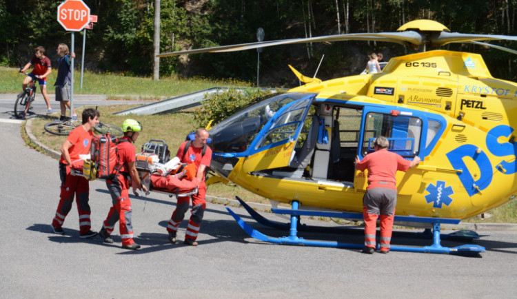 Karolínku do nemocnice v kritickém stavu transportoval vrtulník.