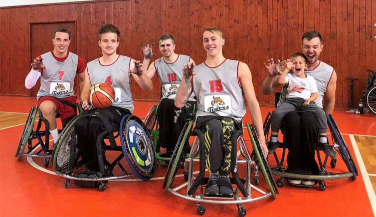 Basketbal bez nohou a kroků? I to se dá. Na vozíku. Sport, který dává dohromady svět zdravých a postižených, se usazuje v Budějcích