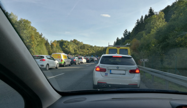 Snímek kolony, která se tvoří na rychlostní silnici kvůli nehodě