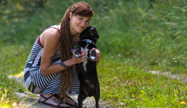 Františka Zverková ze Šance zvířatům s pejskem Lojzou
