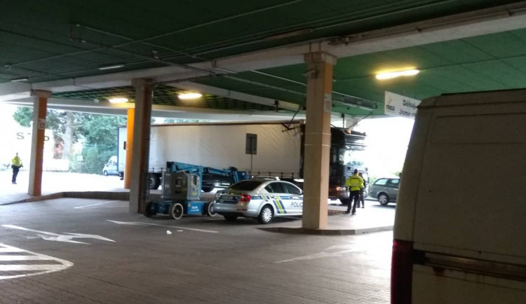 Průjezd u OC Nisa zablokoval polský kamion. Zasekl se o strop parkovacího domu
