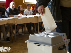 VOLBY 2018: Volební místnosti se otevírají. Lidé mohou vybírat z dvanácti uskupení