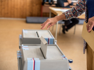 VOLBY 2018: Volit přišlo přes čtvrtinu voličů, u referenda je účast zhruba poloviční