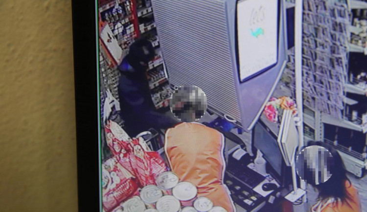 Lupič přepadl Jednotu s nožem.