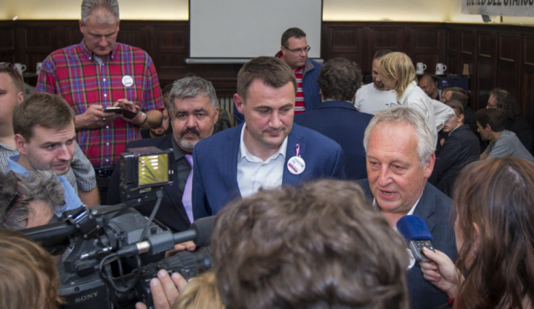 Jaroslav Zámečník odpovídá novinářům.