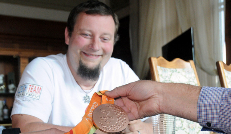 Stolní tenista Jiří Suchánek se připravuje na paralympiádu. Město mu přispěje