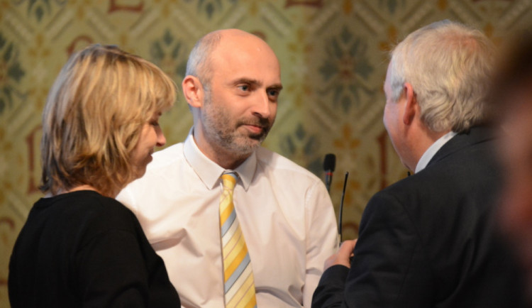 Jan Korytář na jednom ze zastupitelstev hovoří s Jaroslavem Zámečníkem.
