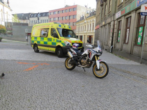 V centru města se motocykl srazil s chodcem