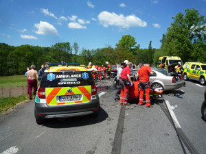 Tragická nehoda na křižovatce u Provodína. Srážku s dodávkou nepřežil motorkář