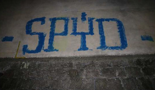 Nápis, který sprejer vymaloval na zeď školy