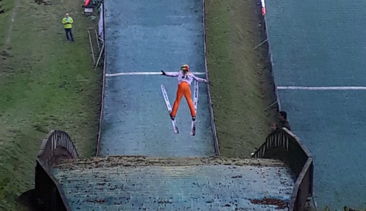 Šampionát žáků ve skoku na lyžích.