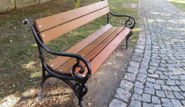 Takové lavičky obohacovali park u kostela, nyní jsou ale pryč.