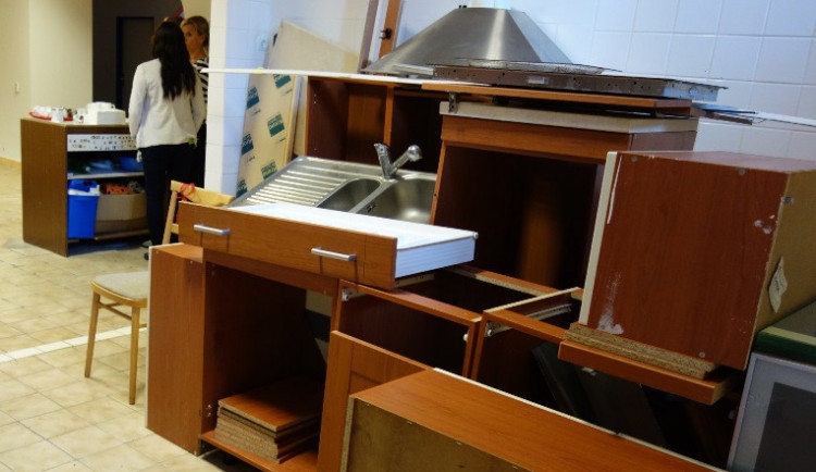 V Liberci otevřela nábytková banka. Pomůže potřebným, věnovat židli nebo skříň může každý
