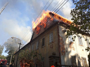 FOTO: Oheň zachvátil dům ve Sloupu v Čechách, na místo vyjelo devět jednotek