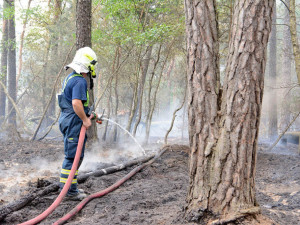 VIDEO: U Raspenavy hoří několik hektarů lesa. Na místo byl povolán vrtulník