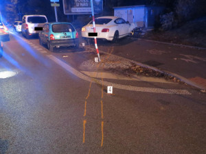 FOTO, VIDEO: Před policisty ujížděl Libercem opilý řidič v Bentley. Auto rozbil o trafostanici