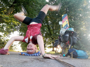 Alena přijíždí do Německa a humor ji neopouští.