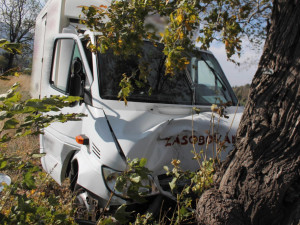 FOTO: Řidič nezvládl zatáčku a narazil do stromu. Letěl pro něj vrtulník