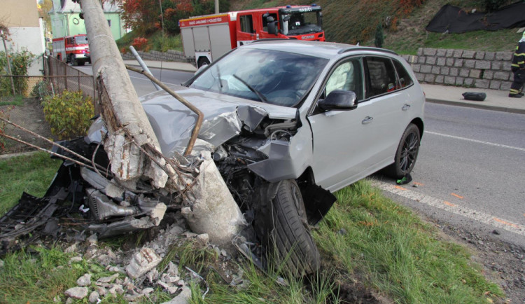 Řidič přerazil betonový sloup.