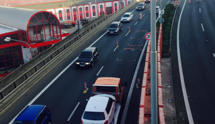 Komplikace v tunelu, začala jeho pravidelná údržba. Projíždí se jedním tubusem