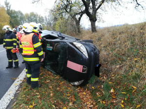 Složky Integrovaného záchranného systému vyjížděly k autu, které skončilo na boku