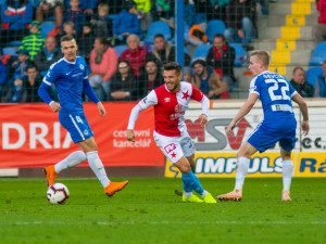 FOTO: Rychlý gól i červená pro Mikulu. Slovan v oslabení se Slavií prohrál