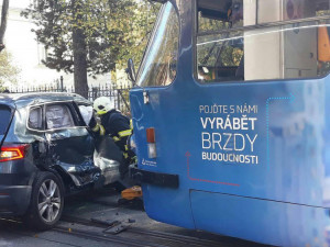 Po srážce auta s tramvají skončila žena v nemocnici