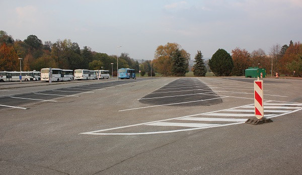 Část autobusáku v Turnově se změnila na parkoviště, funkční bude od středy